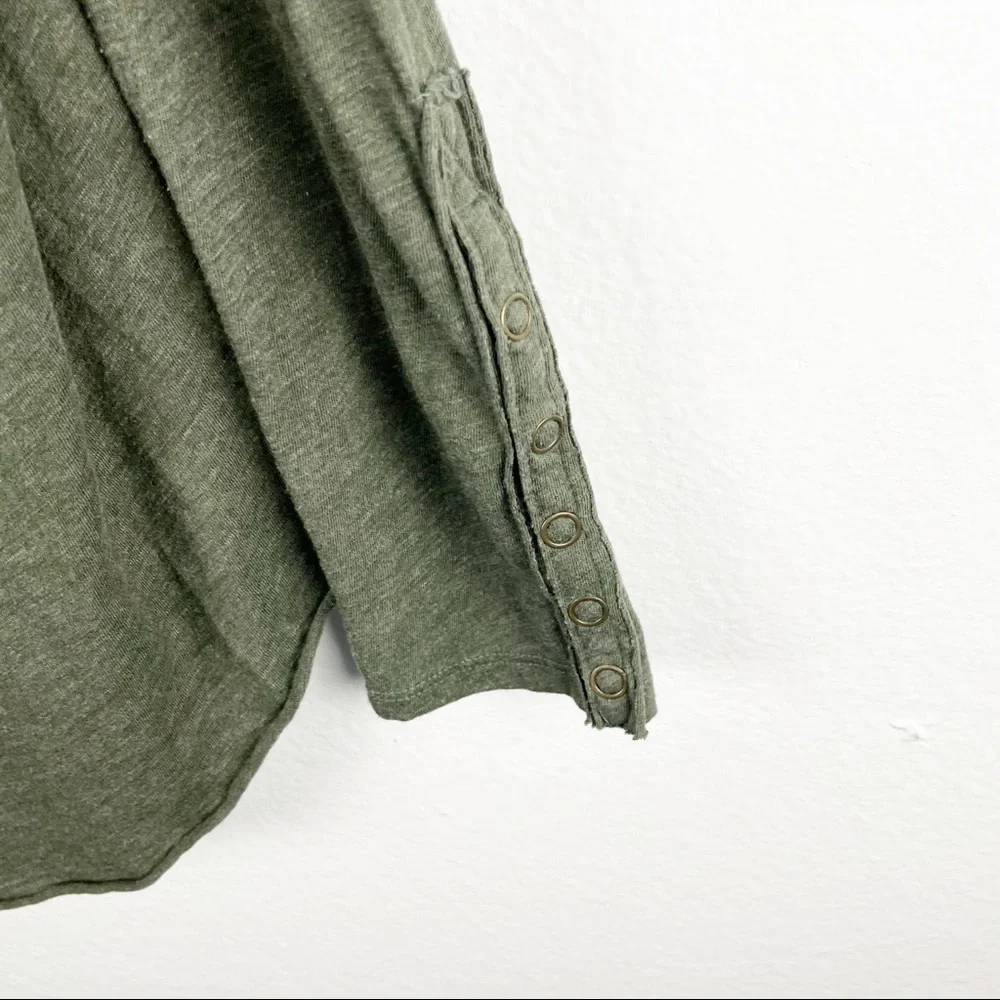 FREE PEOPLE WE THE FREE Green Scoop Neck Slouchy Distressed Snap Cuff Top Small
